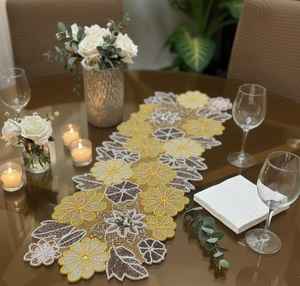 Chemin de table floral perlé fait main |   Décoration de salle à manger 13x36 pouces - Product Image 4