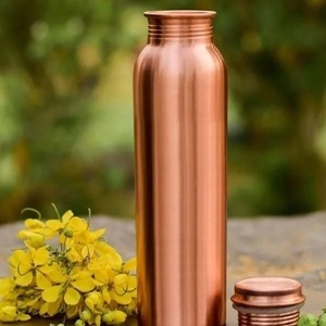 Bouteille d'eau tendance en cuivre pur, forme cylindrique, finition lisse, réutilisable, écologique, isolation thermique, pour adultes, ayurvédique - Product Image 1