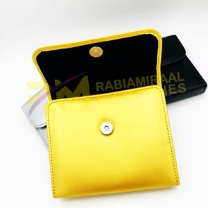 Pochette en cuir et étui magnétique avec pince à épiler, coton nettoyant et outil de beauté – Couleur blanche – Produit phare de l'Expo de mars RMI - Product Image 2