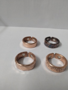 Assortiment de bagues magnétiques en cuivre faites à la main, texturées et à motifs, pour la guérison, ensemble assorti de bagues magnétiques en cuivre texturées - Product Image 2