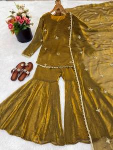 Traje Moderno de Fiesta TOP BOTTOM DUPATTA de Seda con Bordado de Lentejuelas, Largo hasta la Rodilla, Corte Regular - Product Image 6