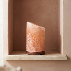Lámpara de Sal Cilíndrica Rosa Natural con Diseño Inclinado Distintivo para Iluminación Decorativa de Mesa y Estilo Interior Premium - Product Image 5