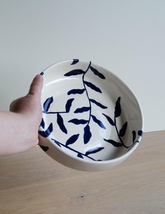 Bol à pâtes en céramique de luxe, motif botanique bleu, design large et peu profond, finition brillante et lisse pour la table - Product Image 4