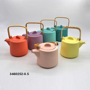 Théière en porcelaine durable avec poignée en bois - Product Image 1