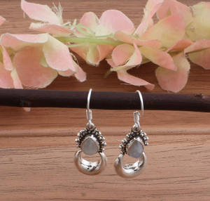 Boucles d'oreilles pendantes demi-lune en pierre de lune naturelle, argent sterling 925, bijoux de luxe pour femmes, pierre précieuse bleue scintillante, vente en gros - Product Image 3