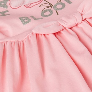Nouvelle robe rose à imprimé graphique, coupe ajustée et évasée, col rond, manches courtes, longueur genou, ourlet évasé, vente en gros - Product Image 2