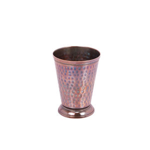 Vaso de cobre con textura de puntos en relieve, base con pedestal, borde decorativo, perfil cónico para servir bebidas, uso en restaurantes y hospitales. - Product Image 5