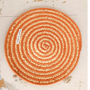 Dale un toque natural a tu mesa con este mantel individual redondo de yute trenzado y algodón, ecológico, con espiral roja, resistente al calor, ideal para la cena. - Product Image 1