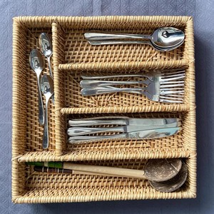 Plateau de rangement pour couverts en rotin naturel, compartiments pour ustensiles, porte-couverts de grande qualité, en vente - Product Image 3