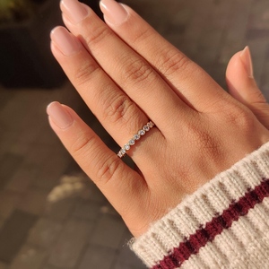 Anillo minimalista de oro macizo de 14k con diseño de burbujas y engaste de bisel de 0.80 ct, banda de eternidad completa, diamante cultivado en laboratorio, joyería de moda al por mayor - Product Image 5