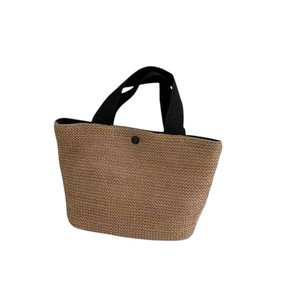 Llama la atención en cada calle de la ciudad con este dinámico bolso de hilo natural que presenta una base de contraste llamativo y un cierre a presión. - Product Image 5