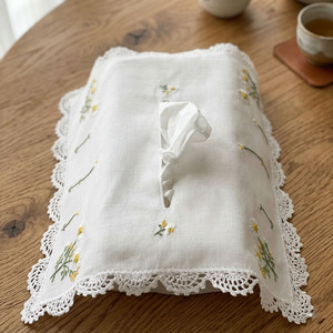 Boîte à mouchoirs rectangulaire vintage avec broderie personnalisée de fleurs de marguerites blanches, bordure en dentelle, 100% coton, faite à la main, durable, pour la maison et l'hôtel - Product Image 2