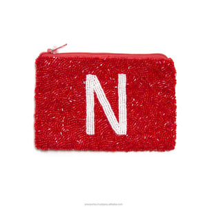 กระเป๋าใส่เหรียญรูปตัวอักษร N ประดับลูกปัดสีแดง กระเป๋าใส่ของแบบมีซิปแม่เหล็ก ทนทาน ตกแต่งด้วยลูกปัดเม็ดเล็ก สามารถสลักชื่อได้ - Product Image 1