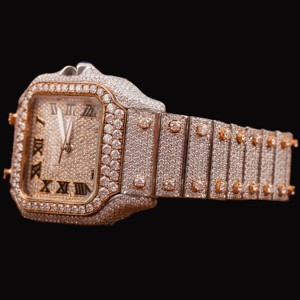 หน้าปัดทรงสี่เหลี่ยมจัตุรัสลายเลขโรมันสวยงาม ประดับเพชรโมอิสซาไนต์ทรงกลมสองสี ดีไซน์ฮิปฮอปทันสมัย เหมาะสำหรับทุกโอกาส ของขวัญสำหรับผู้ชาย - Product Image 2