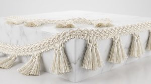 Dentelle en coton faite à la main de qualité supérieure avec des pompons pour rideaux, coussins et décoration intérieure - Product Image 3