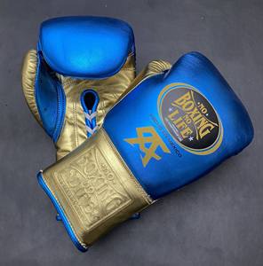 Gants de boxe professionnels OEM de qualité supérieure, faits à la main, bleu et or métalliques, à lacets, No Boxing No Life, CP-BG-140 - Product Image 3