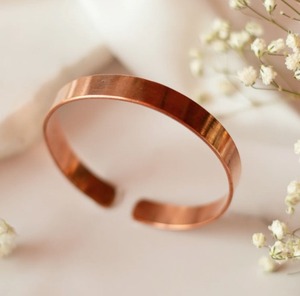 กำไลข้อมือทองแดงวินเทจทำมือ ลวดลายชนเผ่าแบบตอกนูน เครื่องประดับแฟชั่น กำไลเปิด ดีไซน์โลหะสวยงาม ของขวัญ - Product Image 3