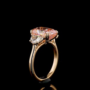 Anillo Clásico de Moissanita Rosa de 5ct con Corte Cojín, Certificado IGI, Oro Rosa de 18K, Anillo de Compromiso de Tres Piedras en Oro Rosa - Product Image 2