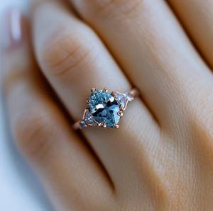 แหวนหมั้นและแหวนวันครบรอบแต่งงาน Aurora Belle ประดับด้วยมอสซาไนต์รูปไข่ 2 กะรัต ดีไซน์หรูหรา ตัวเรือนเงินแท้ชุบทอง 14K - Product Image 3