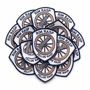 Parches bordados personalizados al por mayor con diseño de neumático rectangular y efecto de rueda curvada, insignias artesanales a granel del fabricante - Product Image 5