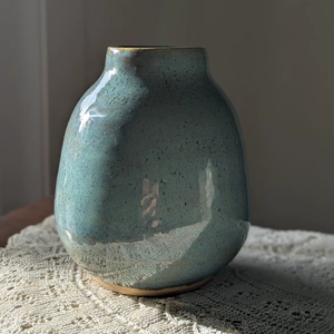 Jarrón Decorativo de Cerámica Artesanal con Esmalte Azul Océano con Puntos, Diseño Moderno Redondeado, Perfecto para un Elegante Toque Decorativo en el Hogar - Product Image 1