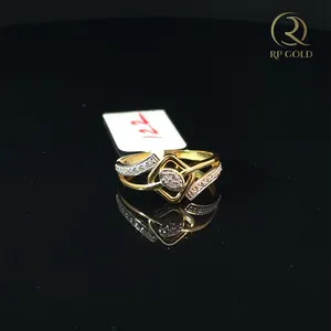 Bague de cocktail élégante en or 18 carats, design torsadé moderne, bijoux de luxe élégants pour femmes, à porter au quotidien, occasions spéciales, style mariage - Product Image 1