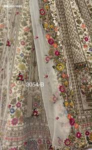 Hermoso Conjunto Lehenga de Seda Gadhwal con Hilo de Flores Coloridas, Cristales, Perlas, Lentejuelas y Diamantes de Circonio, a Precio de Mayoreo - Product Image 4