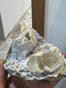 Cristal de calcédoine bleue naturelle avec okenite et calcite |   Minéraux décoratifs pour la décoration intérieure - Product Image 1