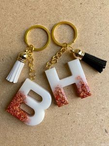 Llavero de Resina Personalizado con Letra Inicial, Diseño Floral, Láminas Doradas y Acabado Hecho a Mano para Regalo Personalizado - Product Image 5