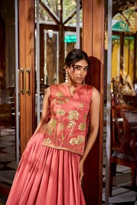 Conjunto Moderno de Lehenga, Blusa y Koti con Silueta Coordinada, Bordado Tradicional con Hilos y un Toque de Brillo Metálico, Lehenga a Precio de Mayoreo - Product Image 4