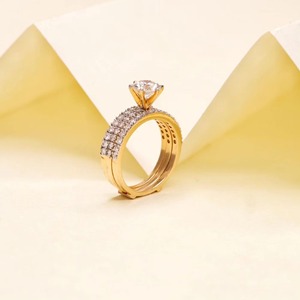 Ensemble de bagues de mariage en diamant de laboratoire taille ronde 2,40 TC, or jaune 14 carats, avec alliance assortie pavée parallèle - Product Image 4