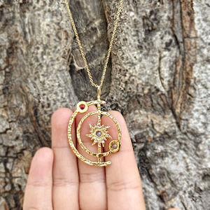 Collar de moda con colgante de cuarzo multicolor con diseño de sol radiante, chapado en oro de 18k sobre latón, accesorio con temática celestial para mujer. - Product Image 5