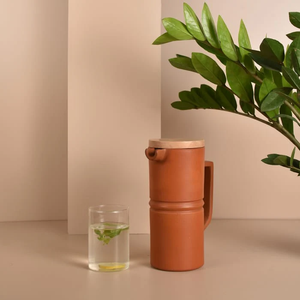 Jarra de barro terracota hecha a mano, minimalista y elegante, para su hogar, comedor y mesa - 1 litro con tapa de madera - Product Image 1