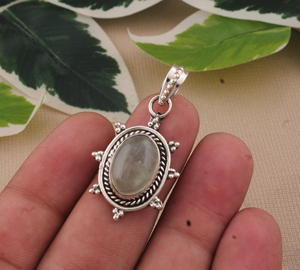 จี้มูนสโตนสีรุ้งธรรมชาติ สร้อยคอหินมูนสโตนสีฟ้าประกาย  ชุบแพลตตินัม เงินแท้ 925  ปลอดภัยต่อผิว - Product Image 2