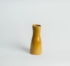 Jarrón de Cerámica Color Mostaza Vibrante con Cuello Cónico Elegante, Superficie Brillante y Estilo Moderno para una Decoración Elegante del Hogar - Product Image 1