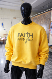 Sudadera Amarilla Extra Grande para Hombre, con Texto de Pedrería “Faith Over Fear”, Mezcla de Algodón Suave, Estilo Casual Urbano - Product Image 6