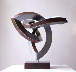 Escultura Moderna de Lujo en Aluminio con Diseño Abstracto, Arte Decorativo Hecho a Mano para Decoración de Mesa de Oficina u Hogar, Estatua de Arte Metálico con Base Negra - Product Image 1