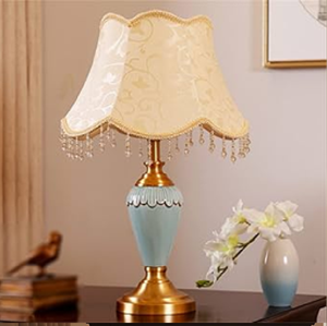 Lampe unique à tige dorée ondulée avec un abat-jour plissé sculptural, idéale pour les intérieurs artistiques. Disponible à prix de gros. - Product Image 6