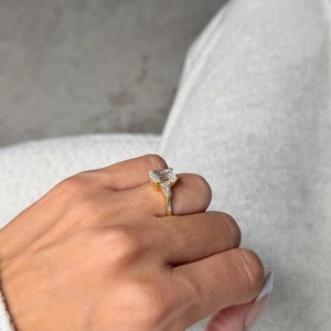 Anillo de compromiso de oro amarillo de 14 quilates con tres diamantes cultivados en laboratorio de corte esmeralda de 3.50 quilates y piedras laterales de baguette cónicas - Product Image 3