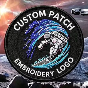 Patch brodé personnalisé Astronaute surfeur dans l'espace, design circulaire, thermocollant ou à coudre, logo en tissu - Product Image 1