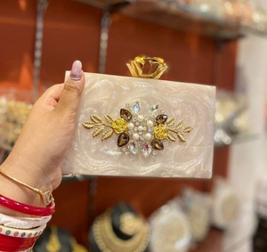 Sacs à main et pochettes en résine sur mesure, ornés de strass, idéaux pour les magasins d'accessoires de mode, à la revente par MULTI CRAFT - Product Image 3