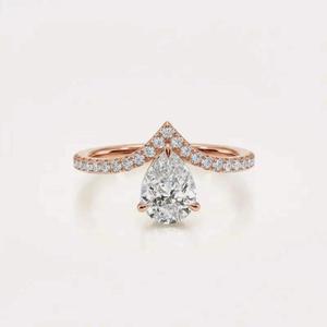 Bague de fiançailles en moissanite taille poire en or rose, avec pavé en forme de V chevron, solitaire, pour femme - Product Image 1