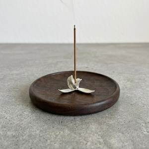 Porte-encens en bois durable fait main, diffuseur d'arômes avec cône en laiton, décoration de table pour la maison - Product Image 4