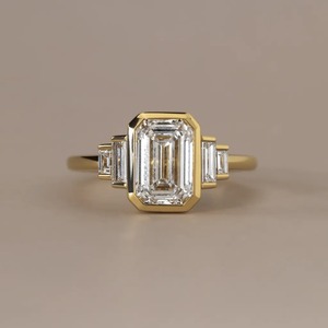 Bague Art Déco en Diamant de Laboratoire 3CT Émeraude avec Sertissage Bezel et Pierres Latérales Baguette - Product Image 1