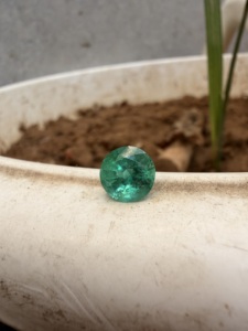 Émeraude zambienne de luxe 2,19 carats, vert brillant, ronde, pierre précieuse non montée pour la création de bijoux haut de gamme sur mesure - Product Image 3