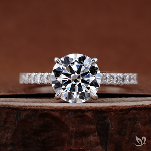 Superbe bague de fiançailles en or blanc 10K avec diamant de laboratoire rond de 2 carats, sertie pavé et monture cathédrale, certifiée IGI - Product Image 1