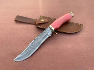 Nouveau Couteau de Chasse et de Survie Bowie Multifonction Ambidextre de 14 pouces en Acier Damas Fait Main, Manche en Résine Rose et Laiton Personnalisé - Product Image 5
