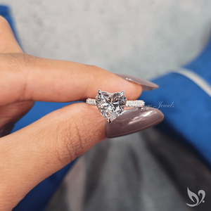 Anillo de Compromiso y Boda con Diamante Cultivado en Laboratorio de Corte Corazón de 3CT, Banda Pavé de Tres Filas, Diseño Audaz y Romántico, Oro de 10K - Product Image 5