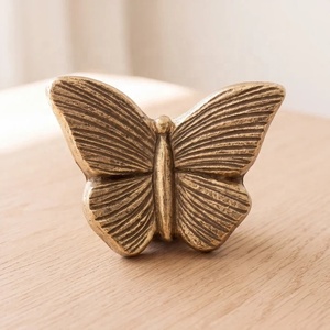 Urne commémorative ailée avec motif papillon sculpté en métal, finition or vieilli, pour cendres funéraires, souvenir commémoratif - Product Image 4