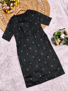 Kurta de Diseño Indio de Alta Calidad en Seda Negra para Mujer, con Estampado Dorado, Estilo Étnico para Fiesta, Corte Ajustado y Transpirable - Product Image 5